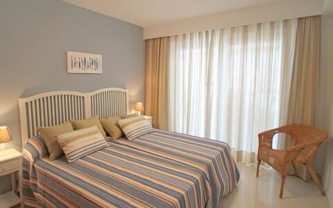 Tor Serena: Camera Da Letto, Mobilia, Camera, Letto, Proprietà, Lenzuolo, Bedding, Interior Design, Per Finestre, Telaio Del Letto