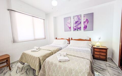 Waldorff: Pavimento, Camera Da Letto, Letto, Pavimentazione, Lenzuolo, Interior Design, Mobilia, Bedding, Appartamento, Camera