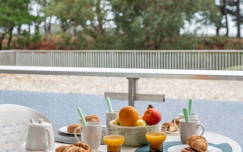 Saint Philibert 140: Mobilia, Tavola, Serveware, Tavolo, Cibo, Sedia, Tazza, Bicchieri, Dishware, Prima Colazione
