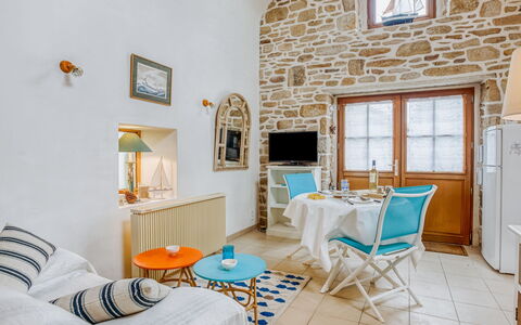 La Belle Océane: Camera, Proprietà, Blu, Mobilia, Interior Design, Giallo, Parete, Casa, Costruzione, Soggiorno