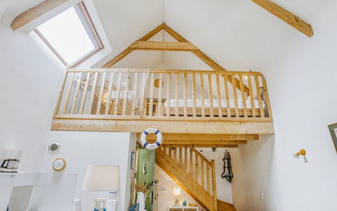 La Belle Océane: Camera, Proprietà, Soffitto, Mobilia, Giallo, Interior Design, Le Scale, Casa, Letto, Casa