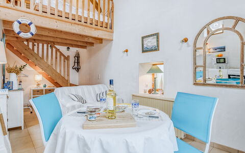 La Belle Océane: Camera, Blu, Mobilia, Proprietà, Turchese, Giallo, Interior Design, Azzurro, Parete, Costruzione