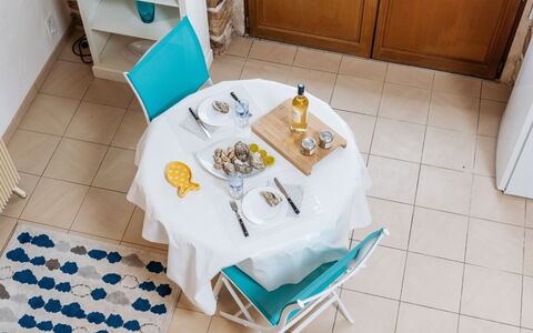 La Belle Océane: Proprietà, Mobilia, Cabinetry, Blu, Tavolo, Interior Design, Pavimento, Pavimentazione, Sedia, Legna