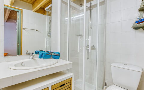 La Belle Océane: Bagno, Camera, Proprietà, Giallo, Interior Design, Costruzione, Immobiliare, Piastrella, Architettura, Rubinetto