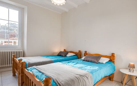 Kerhel: Camera Da Letto, Mobilia, Letto, Camera, Lenzuolo, Proprietà, Bedding, Telaio Del Letto, Interior Design, Soffitto