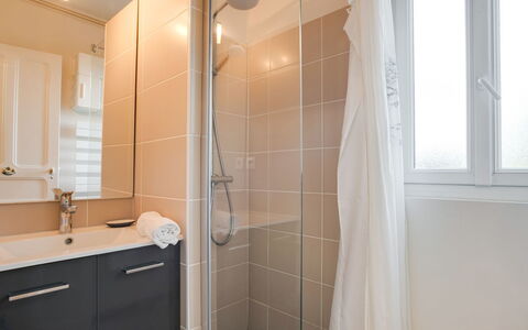 Kerhel: Bagno, Proprietà, Camera, Interior Design, Immobiliare, Piastrella, Parete, Casa, Costruzione, Architettura