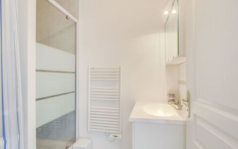 Clos Schuman: Idraulico Fixture, Proprietà, Mobilia, Bagno, Costruzione, Specchio, Rubinetto, Legna, Casa