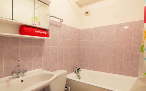 Les Jardins de la Malouine: Idraulico Fixture, Rubinetto, Lavello, Proprietà, Lavandino Del Bagno, Bagno, Vasca Da Bagno, Costruzione, Viola, Interior Design