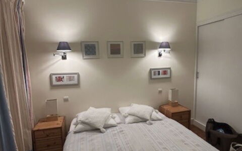 Les Mouettes: Letto, Mobilia, Camera Da Letto, Interior Design, Parete, Bedding, Lenzuolo, Soffitto, Legna, Camera