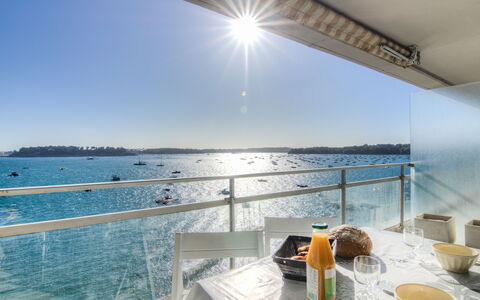 Le Bellevue: Cielo, Acqua, Tavola, Shade, Corpo D'Acqua, Architettura Navale, Sedia, Recinzione, Tavolo, Tempo Libero