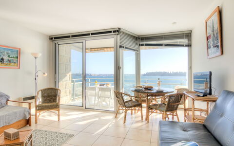 Le Bellevue: Tavolo, Mobilia, Costruzione, Cornice, Sedia, Comfort, Azzurro, Legna, Divano, Interior Design