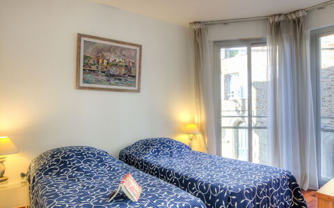 Le Bellevue: Mobilia, Finestra, Proprietà, Cornice, Comfort, Azzurro, Tessile, Legna, Interior Design, Shade