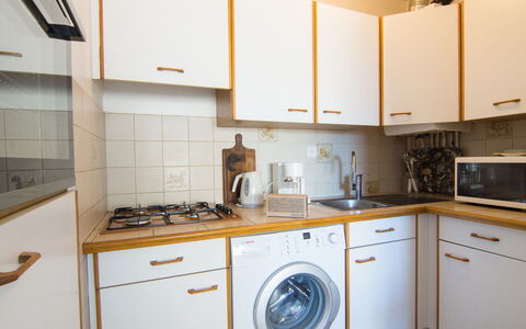 Le Royal Foch: Cabinetry, Controsoffitto, Lavandino Della Cucina, Proprietà, Elettrodomestico Da Cucina, Lavello, Cucina Stufa, Cucina, Piano Cottura, Stufa A Gas