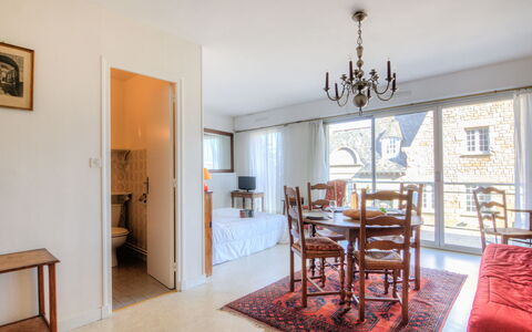 Le Royal Foch: Tavolo, Cornice, Mobilia, Costruzione, Sedia, Legna, Interior Design, Cassetto, Pavimentazione, Casa