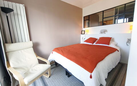 Dinard 220: Mobilia, Letto, Interior Design, Camera Da Letto, Bedding, Lenzuolo, Parete, Pavimento, Pavimentazione, Legna