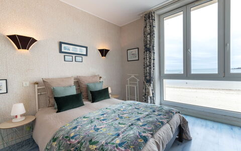 Dinard 241: Acqua, Cielo, Proprietà, Pianta, Costruzione, Nube, Piscina, Albero, Zona Residenziale, Erba