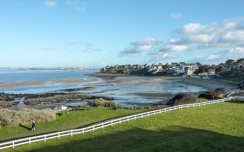 Dinard 241: Nube, Cielo, Acqua, Risorse Idriche, Paesaggio Naturale, Highland, Costiera E Morfologie Oceanic, Lago, Terreno, Banca