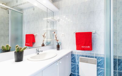 Dinard 241: Acqua, Cielo, Proprietà, Pianta, Costruzione, Nube, Piscina, Albero, Zona Residenziale, Erba