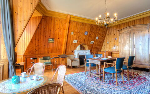 La Garde: Tavolo, Mobilia, Proprietà, Sedia, Blu, Costruzione, Legna, Interior Design, Illuminazione, Architettura