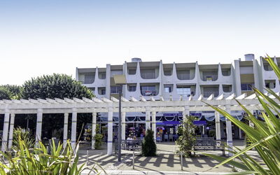 Saint Palais sur Mer 450: Pianta, Cielo, Proprietà, Shade, Urban Design, Costruzione, Tempo Libero, Immobiliare, Erba, Facciata