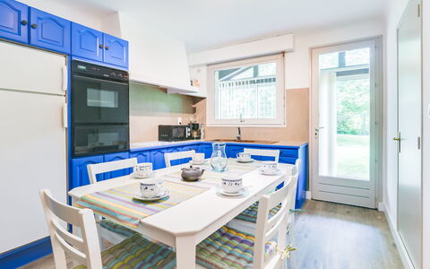 Mauriac: Cabinetry, Controsoffitto, Tavolo, Mobilia, Rubinetto, Finestra, Costruzione, Lavello, Cucina, Sedia