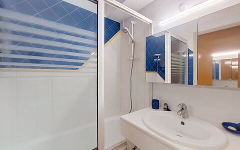 Le Point D'Or: Finestra, Architettura, Zona Residenziale, Casa, Casa, Tetto, Villetta, Driveway, Sobborgo, Vettura Mid-Size