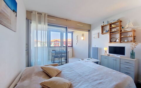 Le Point D'Or: Finestra, Architettura, Zona Residenziale, Casa, Casa, Tetto, Villetta, Driveway, Sobborgo, Vettura Mid-Size