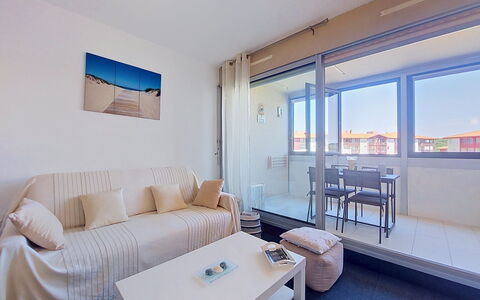 Le Point D'Or: Finestra, Architettura, Zona Residenziale, Casa, Casa, Tetto, Villetta, Driveway, Sobborgo, Vettura Mid-Size