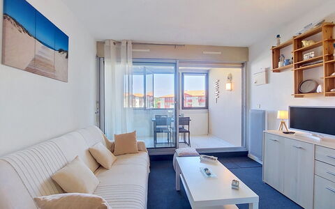 Le Point D'Or: Finestra, Architettura, Zona Residenziale, Casa, Casa, Tetto, Villetta, Driveway, Sobborgo, Vettura Mid-Size