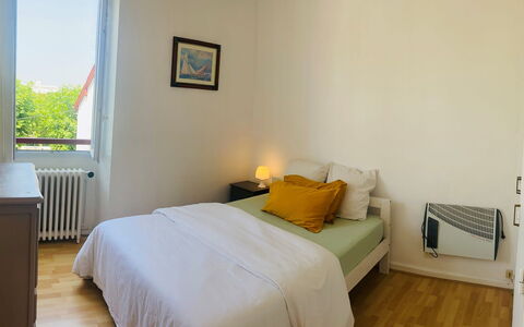 St Jean: Letto, Mobilia, Camera Da Letto, Pavimento, Interior Design, Parete, Pavimentazione, Lenzuolo, Bedding, Legna