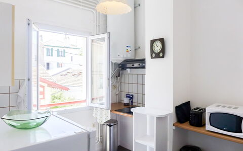 St Jean: Mobilia, Interior Design, Finestra, Costruzione, Pavimentazione, Pavimento, Elettrodomestico, Cucina, Scaffalature