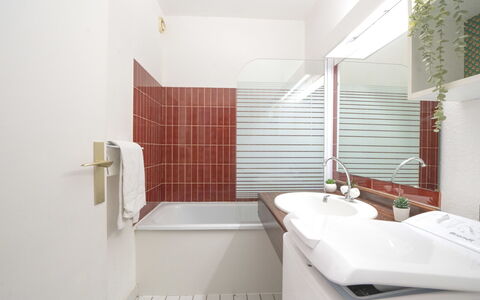 Poséidon: Idraulico Fixture, Bagno, Pavimentazione, Interior Design, Pavimento, Lavello, Soffitto, Rubinetto, Idraulico, Piastrella