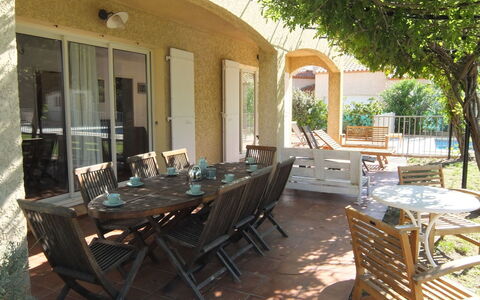 Villa Brigantin: Mobilia, Tavolo, Proprietà, Sedia, Shade, Interior Design, Albero, Costruzione, Mobili Da Esterno, Legna