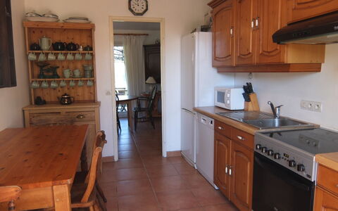 Villa Brigantin: Controsoffitto, Camera, Mobilia, Cabinetry, Cucina, Proprietà, Costruzione, Pavimento, Latifoglie, Pavimento In Legno
