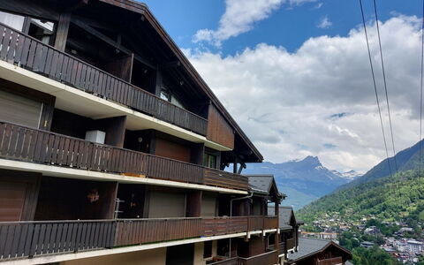 Saint-Gervais D'En Haut: Cielo, Nube, Costruzione, Montagna, Finestra, Urban Design, Legna, Punto Di Riferimento, Facciata, Paesaggio