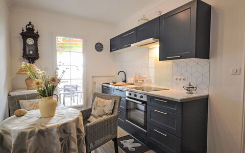 Les Angevines: Cabinetry, Mobilia, Proprietà, Controsoffitto, Lavello, Cassetto, Interior Design, Tavolo, Legna, Cucina