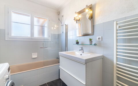 Les Faubourgs Saint Michel: Specchio, Rubinetto, Lavello, Idraulico Fixture, Proprietà, Mobiletto Del Bagno, Lavandino Del Bagno, Costruzione, Bagno, Finestra