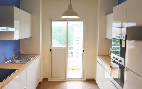 Cavalaire 279: Camera, Proprietà, Controsoffitto, Cucina, Mobilia, Pavimento, Costruzione, Interior Design, Cabinetry, Casa