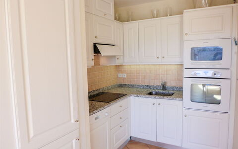 Le Panoramic: Cabinetry, Controsoffitto, Costruzione, Cucina Stufa, Elettrodomestico Da Cucina, Legna, Lavandino Della Cucina, Cucina, Interior Design, Elettrodomestico