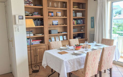 Le Panoramic: Tavolo, Mobilia, Proprietà, Mensola, Tavola, Scaffalature, Cabinetry, Legna, Finestra, Interior Design