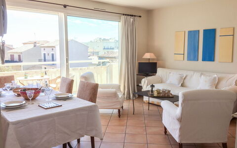 Le Panoramic: Tavolo, Mobilia, Costruzione, Divano, Comfort, Finestra, Blu, Legna, Cuscino, Interior Design