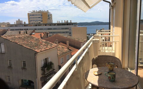 Le Panoramic: Cielo, Proprietà, Finestra, Costruzione, Nube, Tavolo, Legna, Shade, Immobiliare, Zona Residenziale