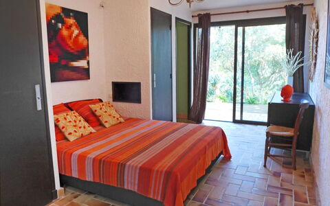 La Maison du Midi: Camera Da Letto, Camera, Mobilia, Letto, Proprietà, Lenzuolo, Interior Design, Pavimento, Arancia, Bedding