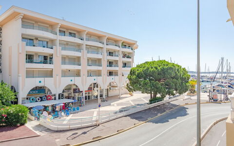 Fréjus 559: Tavola, Cielo, Tavolo, Proprietà, Pianta, Mobilia, Costruzione, Nube, Dishware, Tazza