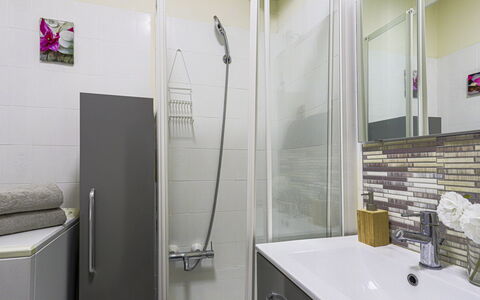 Ciel de Fabron: Bagno, Idraulico Fixture, Pavimentazione, Interior Design, Parete, Pavimento, Lavello, Rubinetto, Idraulico, Gabinetto