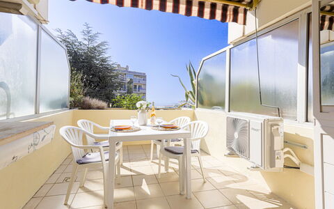 Ciel de Fabron: Interior Design, Appartamento, Mobilia, Sedia, Balcone, Pianta Della Casa, Alluminio, Hotel