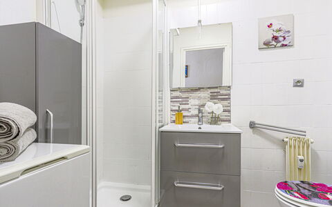 Ciel de Fabron: Pavimentazione, Pavimento, Idraulico Fixture, Interior Design, Bagno, Mobiletto Del Bagno, Lavello, Idraulico, Cabinetry, Gabinetto