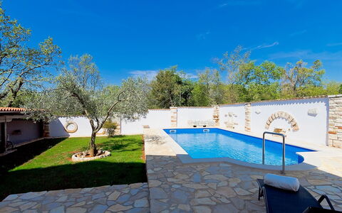 Majda: Proprietà, Casa, Immobiliare, Casa, Piscina, Costruzione, Estate, Architettura, Zona Residenziale, Albero