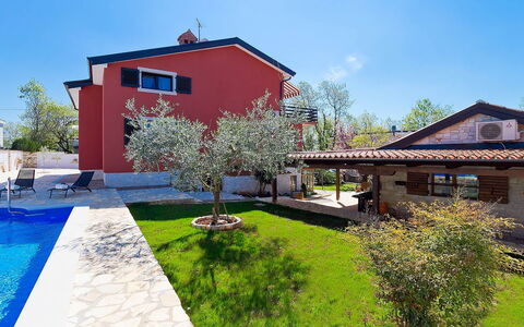 Majda: Proprietà, Casa, Zona Residenziale, Casa, Costruzione, Immobiliare, Architettura, Albero, Tetto, Facciata