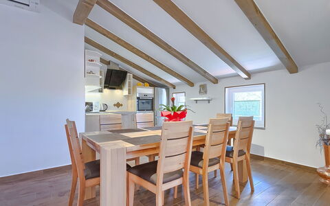 Majda: Camera, Proprietà, Costruzione, Sala Da Pranzo, Soffitto, Mobilia, Pavimento, Casa, Tavolo, Interior Design